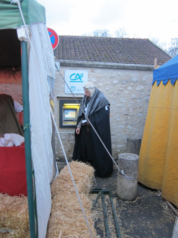 超時空行為 整天就是因著看到「中世紀人」做出現代人行為而無聊的瘋狂發笑,其中以看到一中古男去櫃員機提款覺得最惹笑,不只我和Pwpw,他的提款行為惹來不少途人圍觀拍照,他一臉尷尬,下次Cosplay 前記得帶備足夠現金啊!